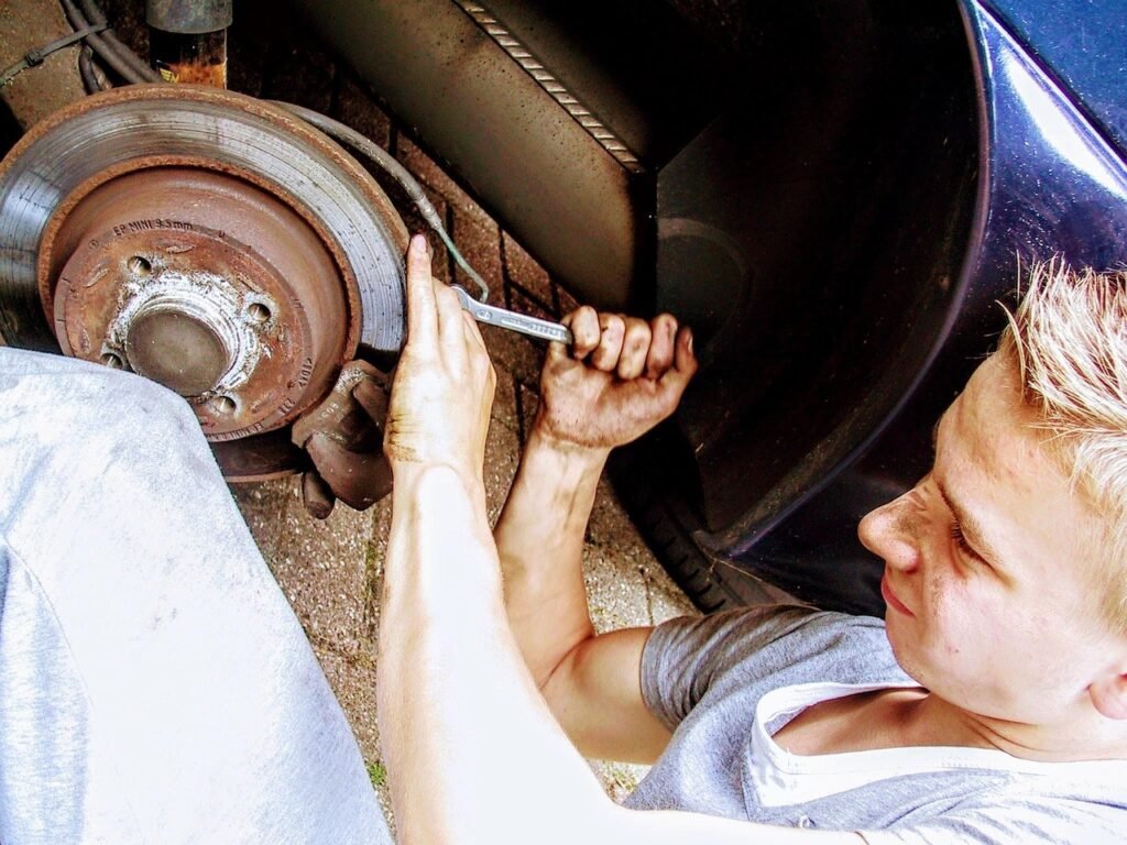 car mechanic, disc brake, revision, mount, assembly, disassembly, car repair, tinker, wrench, workplace, oliesmeer, wheel bearing, loosen, tighten, car mechanic, car mechanic, car repair, car repair, car repair, car repair, car repair